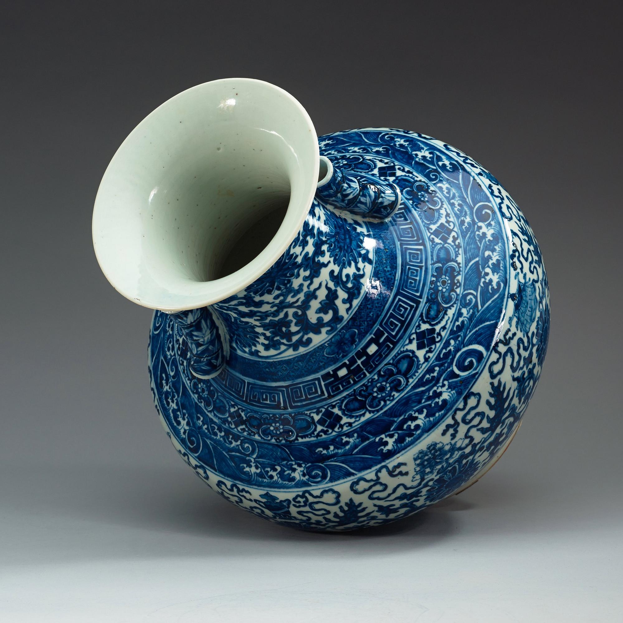 A magnificent blue and white vase, late Qing dynasty (1644-1912).