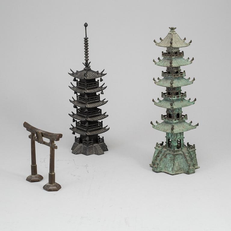 PAGODER, två stycken samt PORTAL, brons. Japan, Meiji (1868-1912).