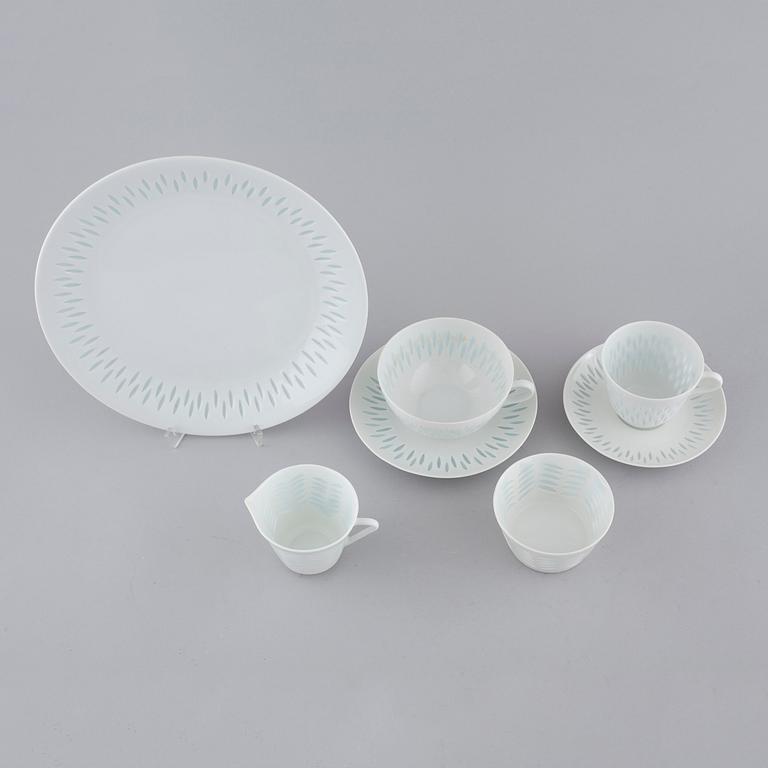 20 pieces of porcelain table ware, designed by Friedl Kjellberg for Arabia.