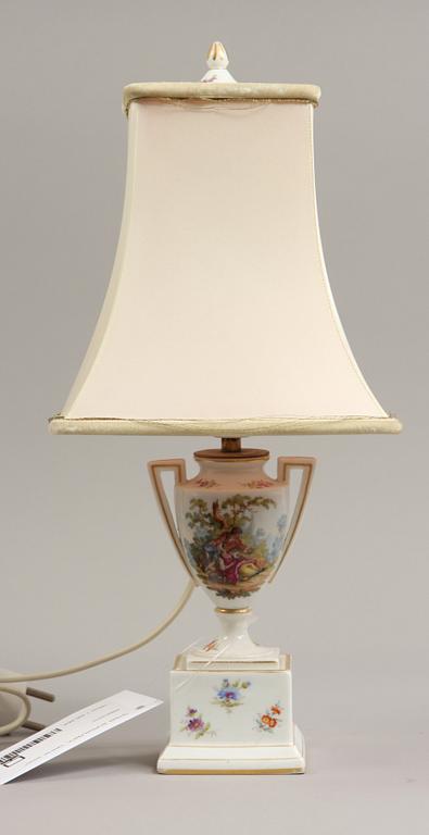 BORDSLAMPA, 1900-tal, porslin.