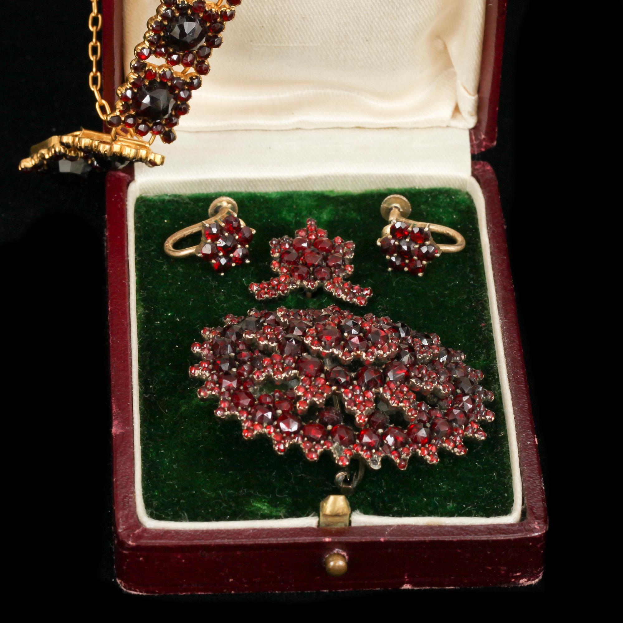 GARNITYR, 5 delar. Förgyllt silver med granater. 1800/1900-tal.