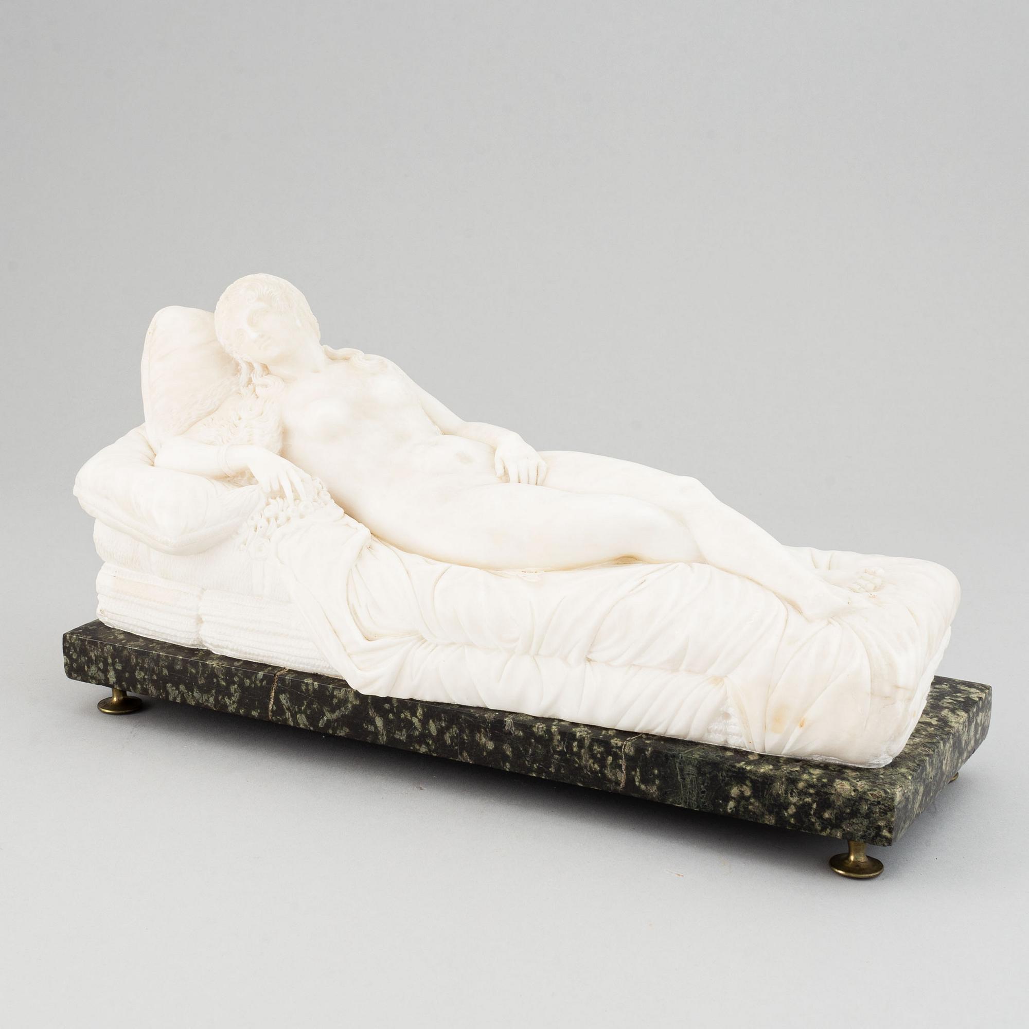 Tizian, efter. Skulptur. Osign. Alabaster. Längd 36,5 cm. Höjd 19 cm.
