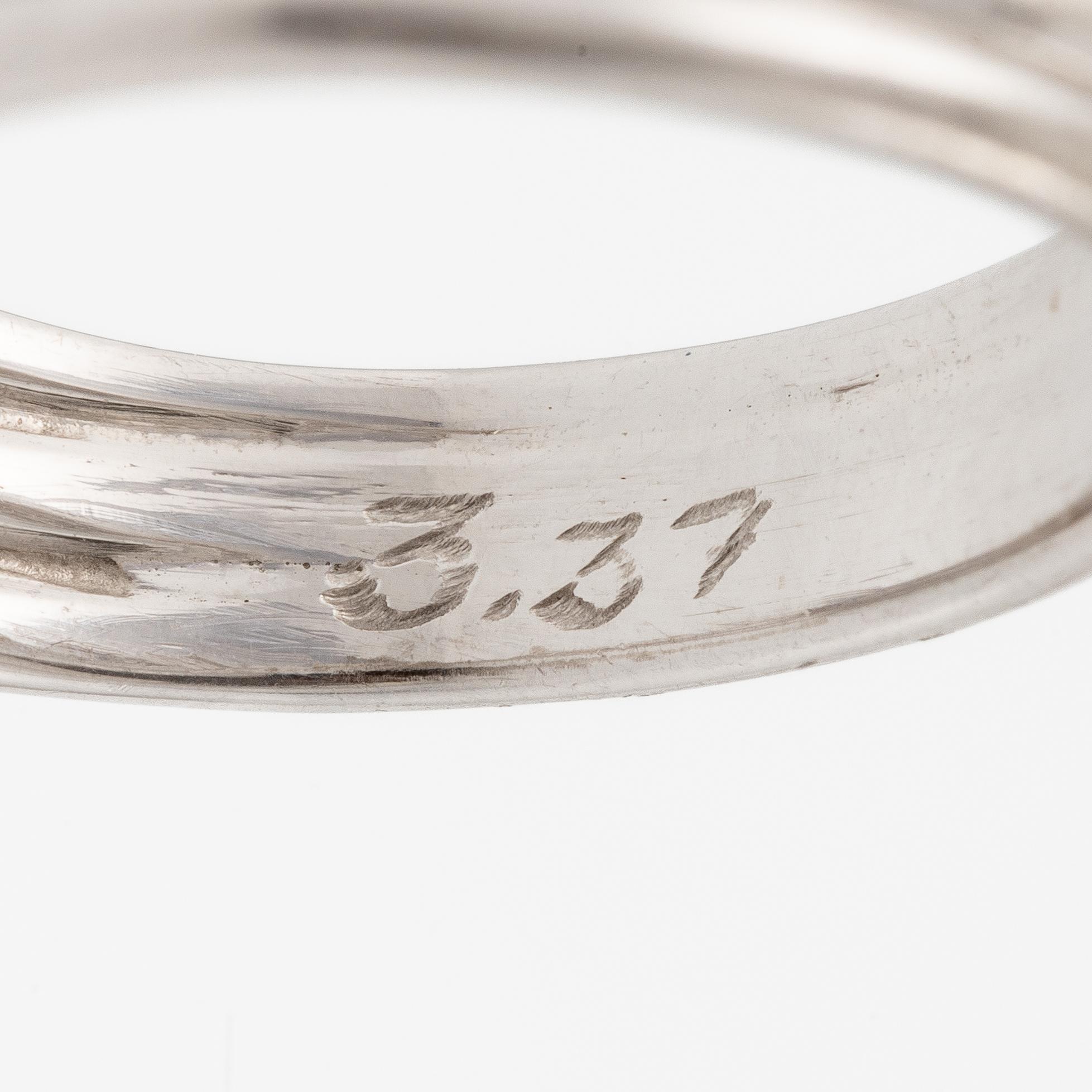 A ring in 18K white gold set with a round brilliant-cut diamond.