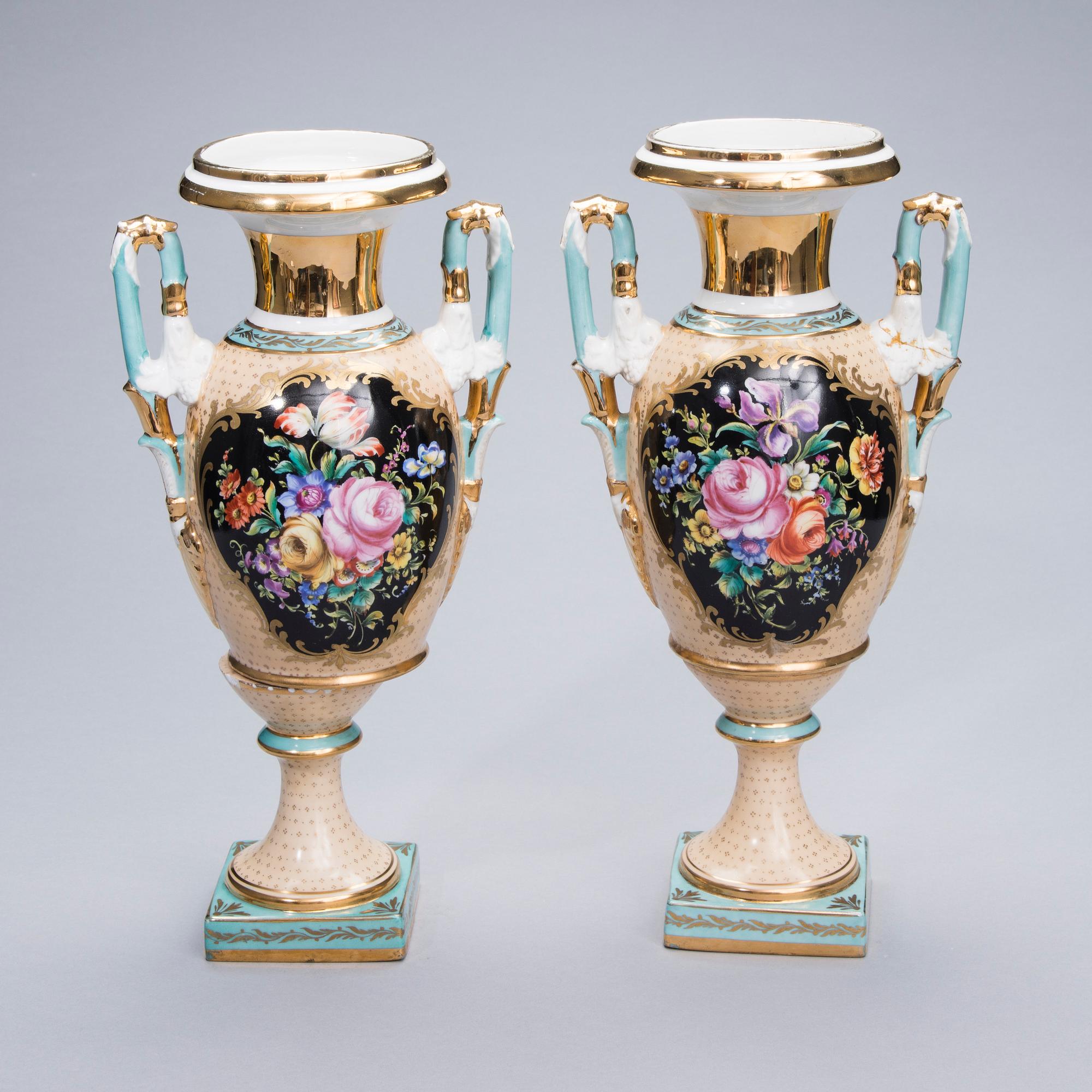 URNOR, ett par, porslin, Sèvres-liknande märke, Frankrike, 1800-tal.