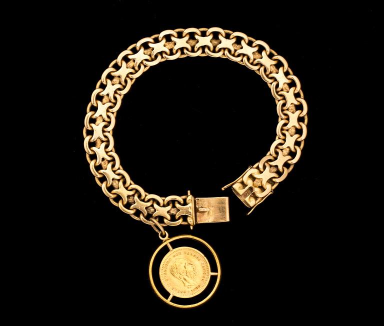 ARMLÄNK, 18 k guld med berlock i form av ett mynt. Vikt ca 34 g.