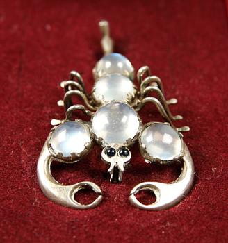 BROSCH, silver och månsten. Jugend, 1900-talets början.