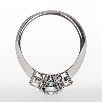 RING, vitguld 14K, briljantslipade diamanter. Mittsten 1,18 ct, 2 sidostenar tot. 0,42 ct. Vikt 3,7 g. Intyg.