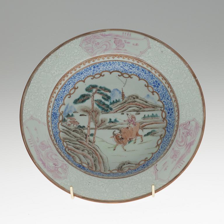 DJUP TALLRIK, porslin, Kina, Qian Long (1736-1795).