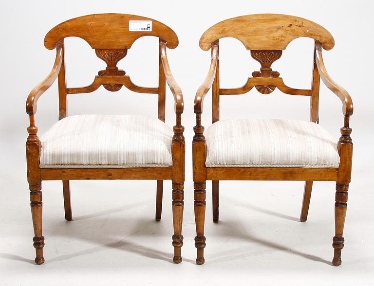 KARMSTOLAR, ett par, senempire, provinstillverkade, 1840-tal.