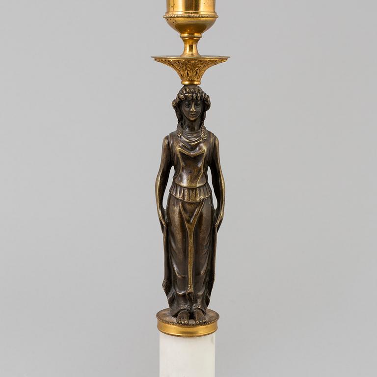 A PAIR OF BRONZE AND MARBLE CANDELABRA, late gustavian style, first half of the 20th century.