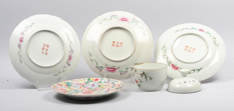DOSA MED LOCK samt TALLRIKAR, 4 st, porslin, Kina,  1900-talets början.