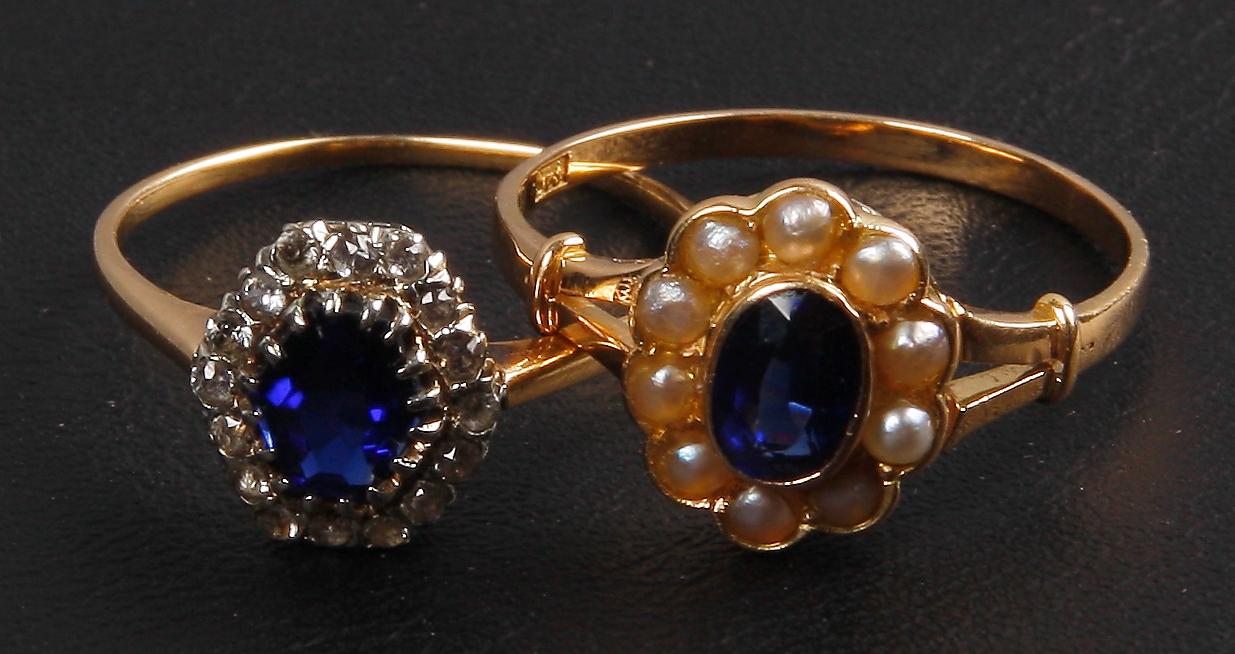 RINGAR, 2 st, guld 18K, safir och diamanter resp safir och pärlor.