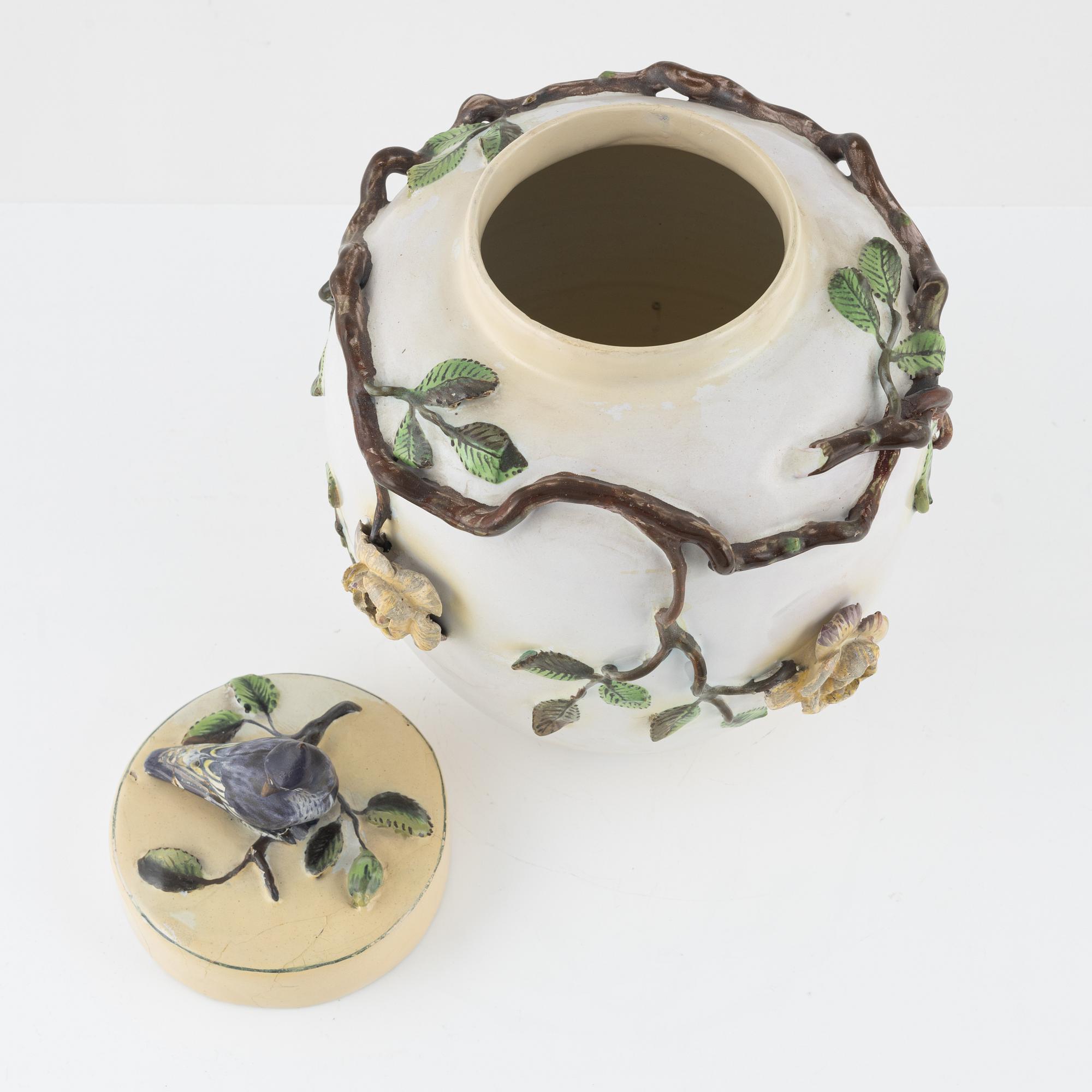 Urna med lock, fajans. Sverige, Marieberg, märkt MB E, 1700-tal.