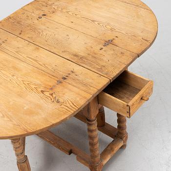 A Swedish provincial gate-leg pine table, 18th/19th century.