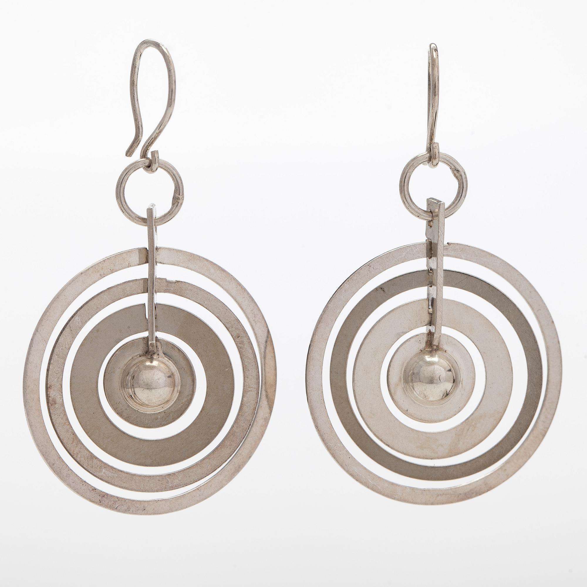 Tapio Wirkkala, örhängen "Silvermåne", sterlingsilver. Westerback, Helsingfors 1972.