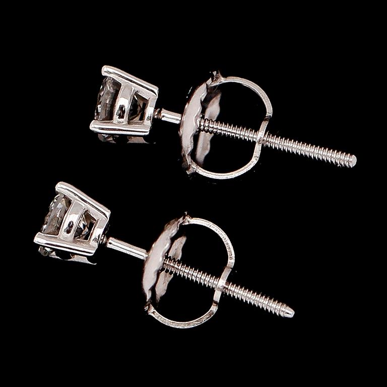 ÖRHÄNGEN, 1 par, 14 k vitguld, solitära briljantslipade diamanter tot 0.33 ct.