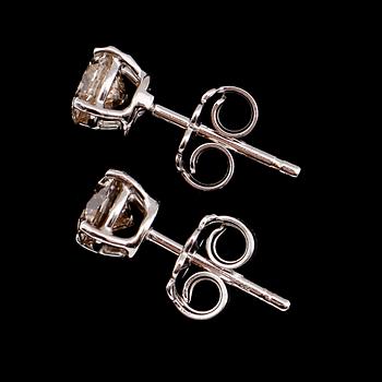 ÖRHÄNGEN, 1 par, 18 k vitguld, briljantslipade diamanter tot 1.55 ct.