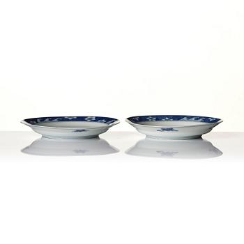 A pair of blue and white 'dragon' dishes, Qing dynasty, Kangxi (1662-1722).