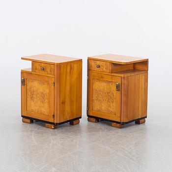 A pair of bedside, 1900-talets mitt.