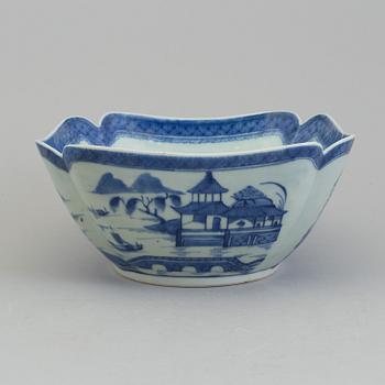 SKÅL, kompaniporslin. Qingdynastin, Jiaqing (1796-1820).