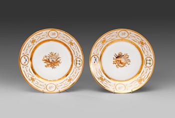 A PAIR OF RUSSIAN PLATES. ПАРА РУССКИХ ТАРЕЛОК.