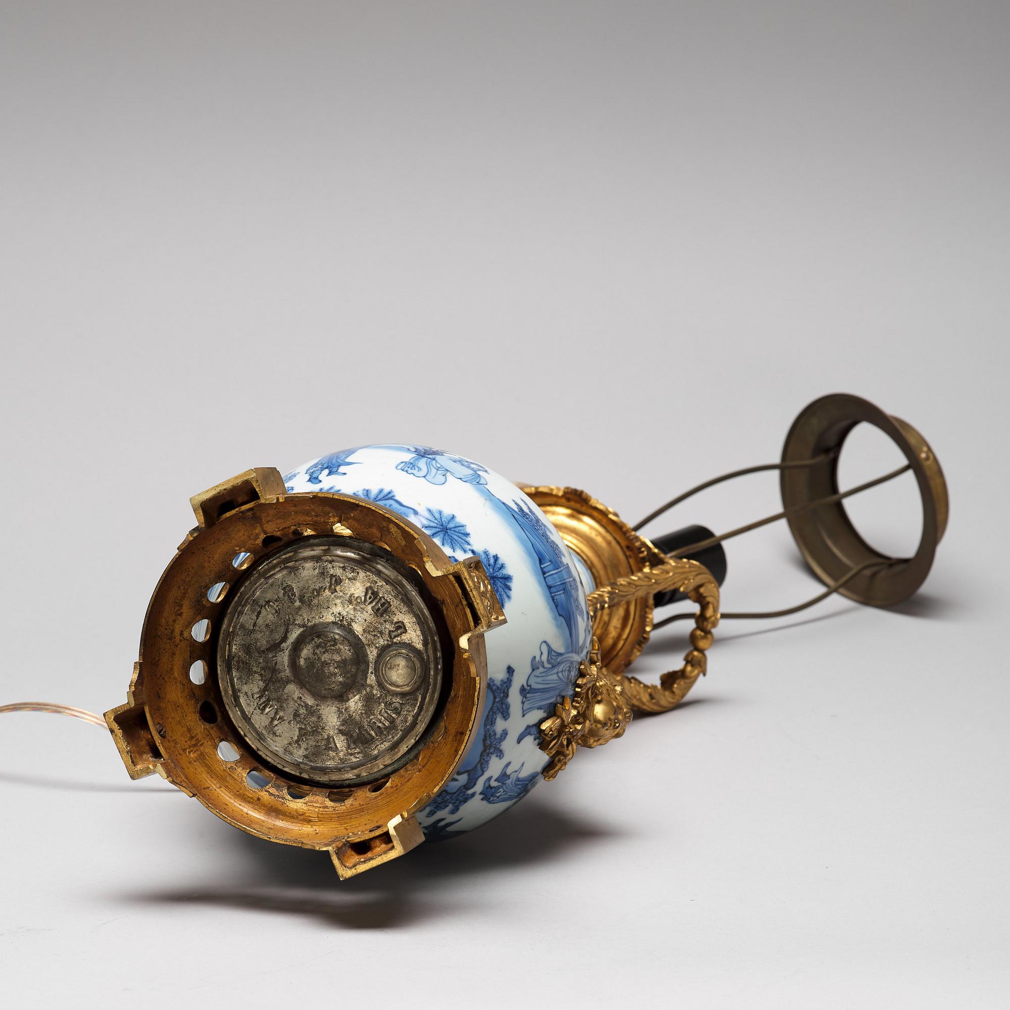 A blue and white Transitional vase, 17th Century.