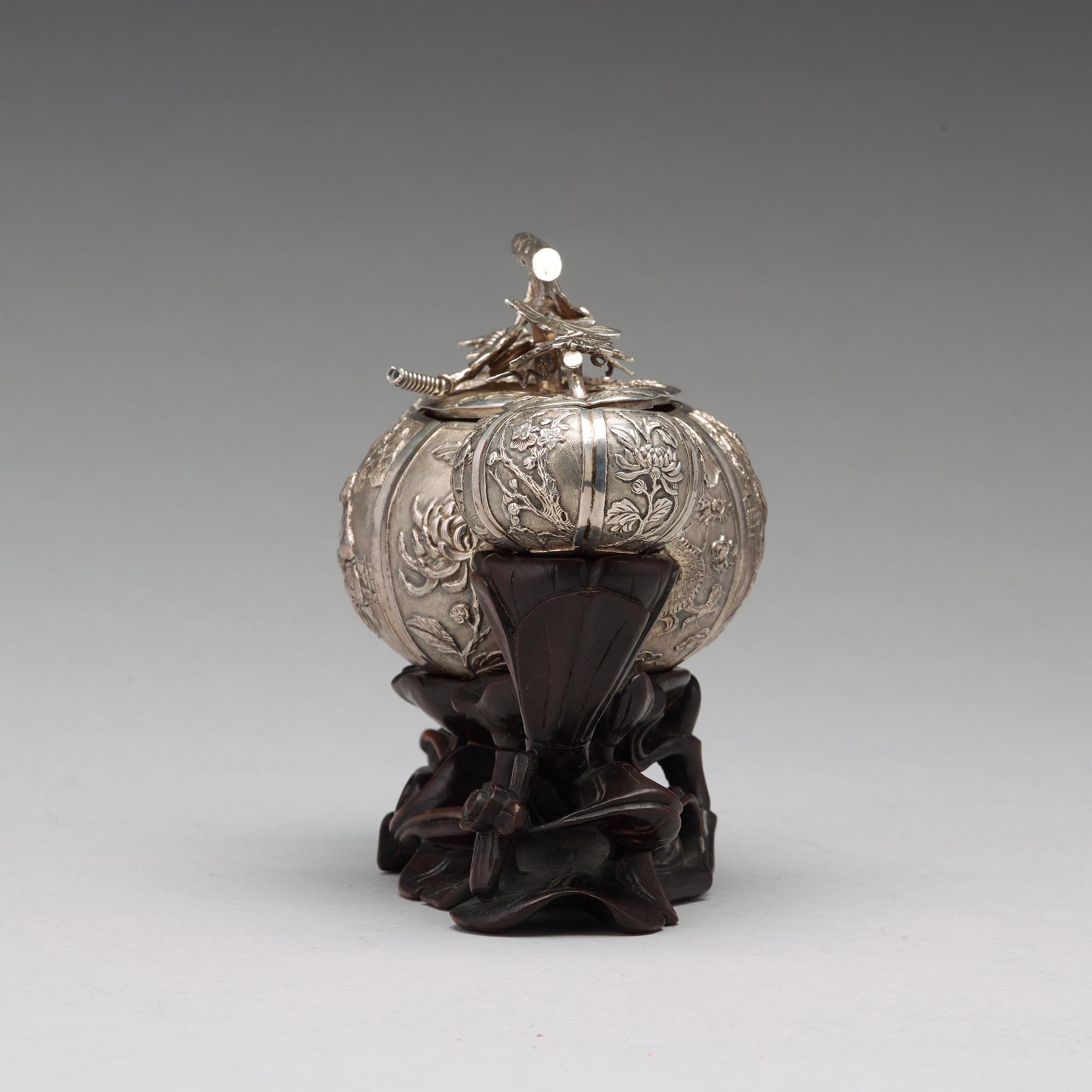 SKÅLAR MED LOCK, låghaltigt silver, Kina, 1900-talets första hälft.