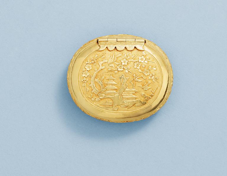 An Asian 20th century gold snuff-box.