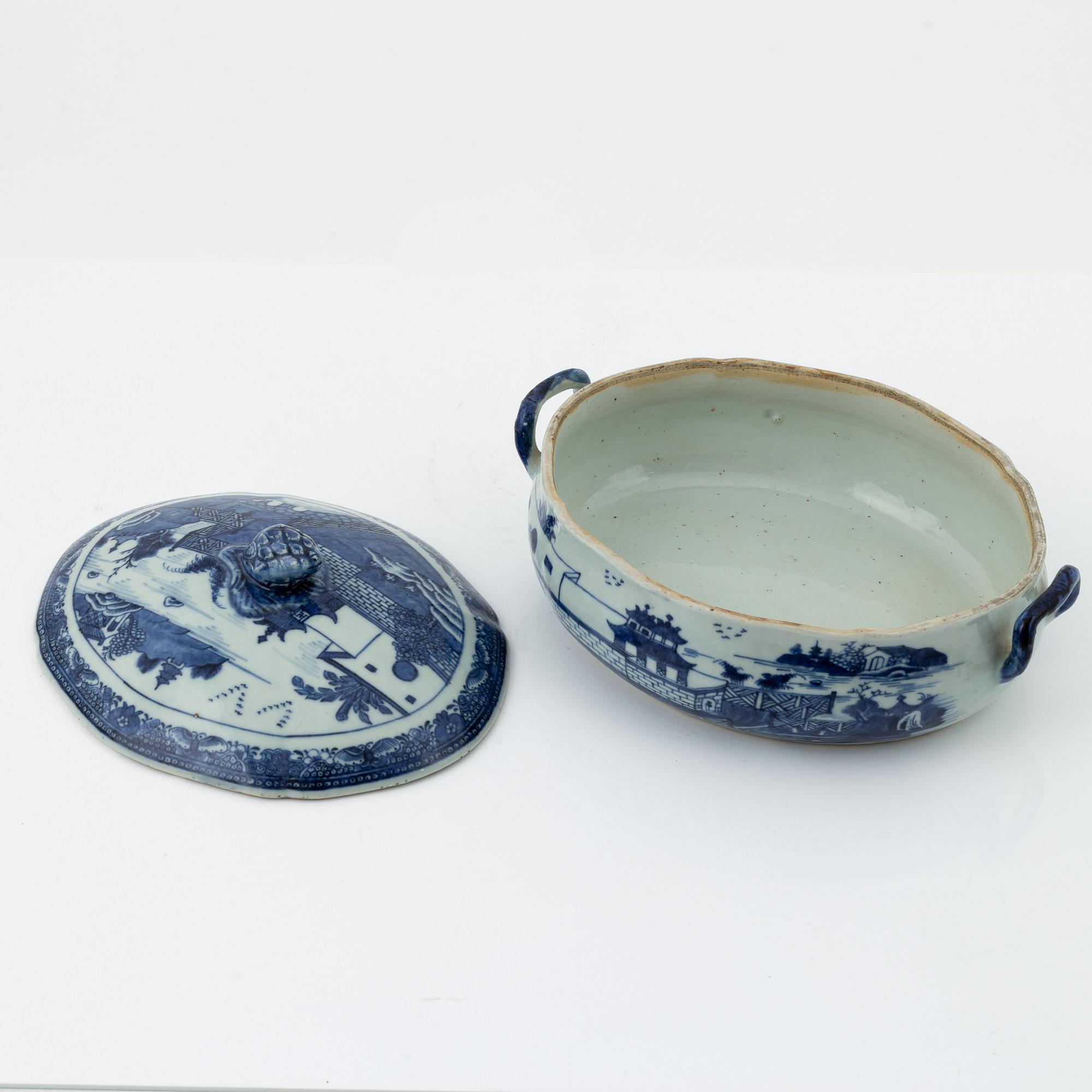 Terrin med lock, kompaniporslin, Kina, Qingdynastin, Qianlong (1736-1795).