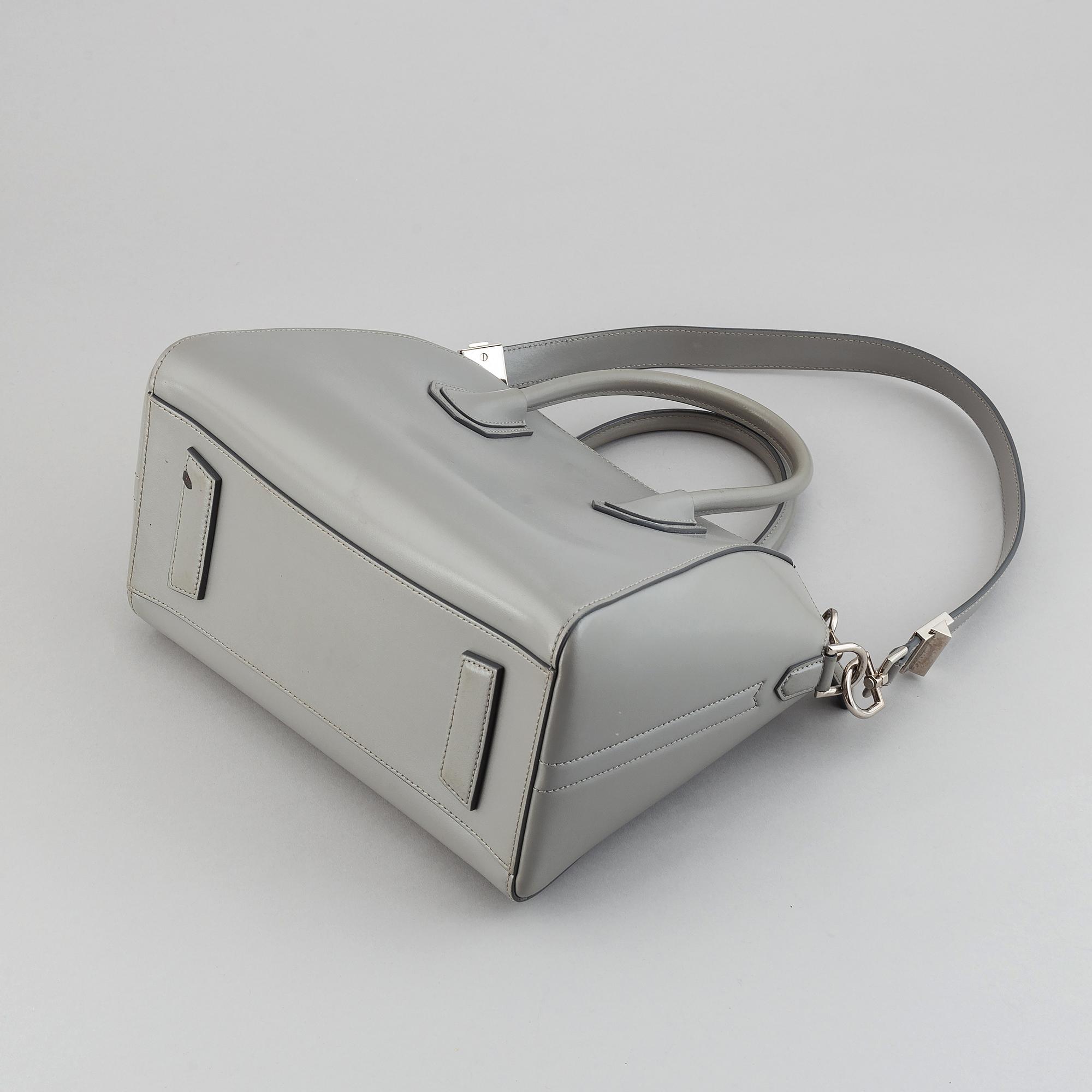 Givenchy, a grey leather 'Antigona Small' handbag.