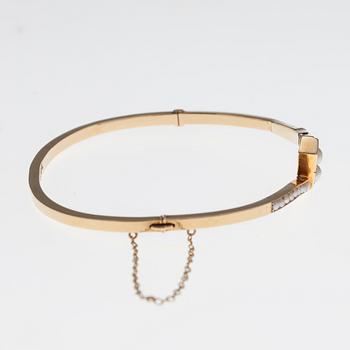 ARMRING, 18K guld, pärlor. Möjligen John Petterson Stockholm 1914. Vikt 7,4 g.