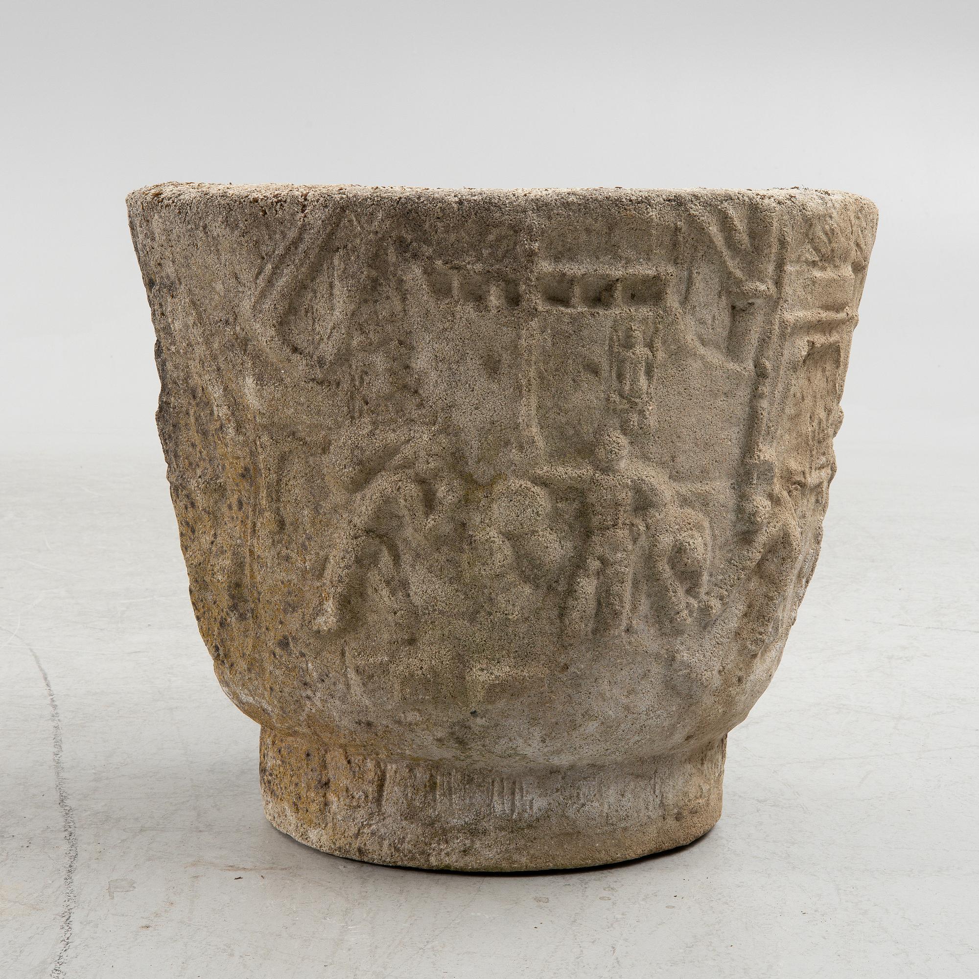 A garden urn, late 20th century.