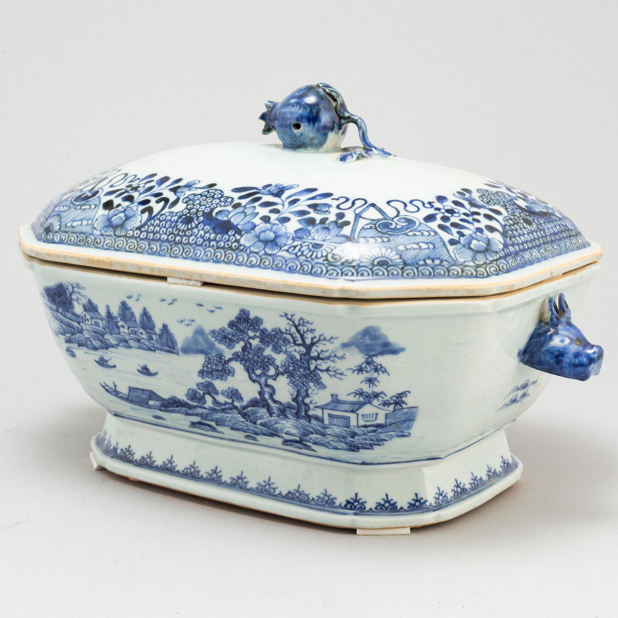 A blue and white tureen with cover, Qing dynasty, Qianlong (1736-95).