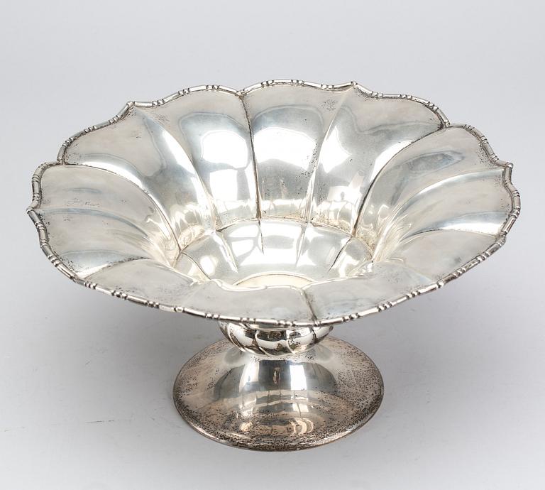 ERIC KALB, skål på fot, silver, Halmstad 1925, svenska importstämplar. Vikt c:a 790 g.