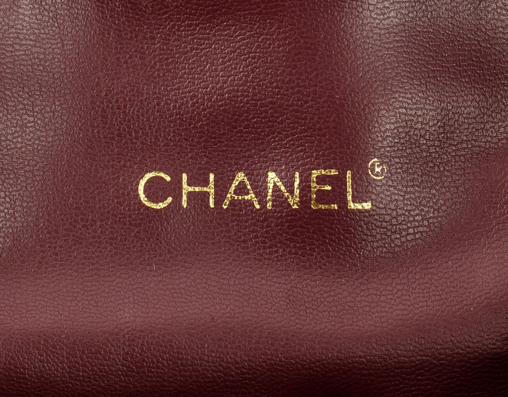 A 1980s quilt leather weekendbag by Chanel.