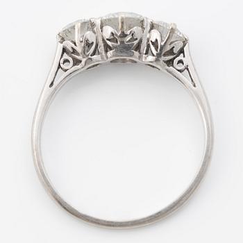 Ring in 18K white gold with three brilliant-cut diamonds.
