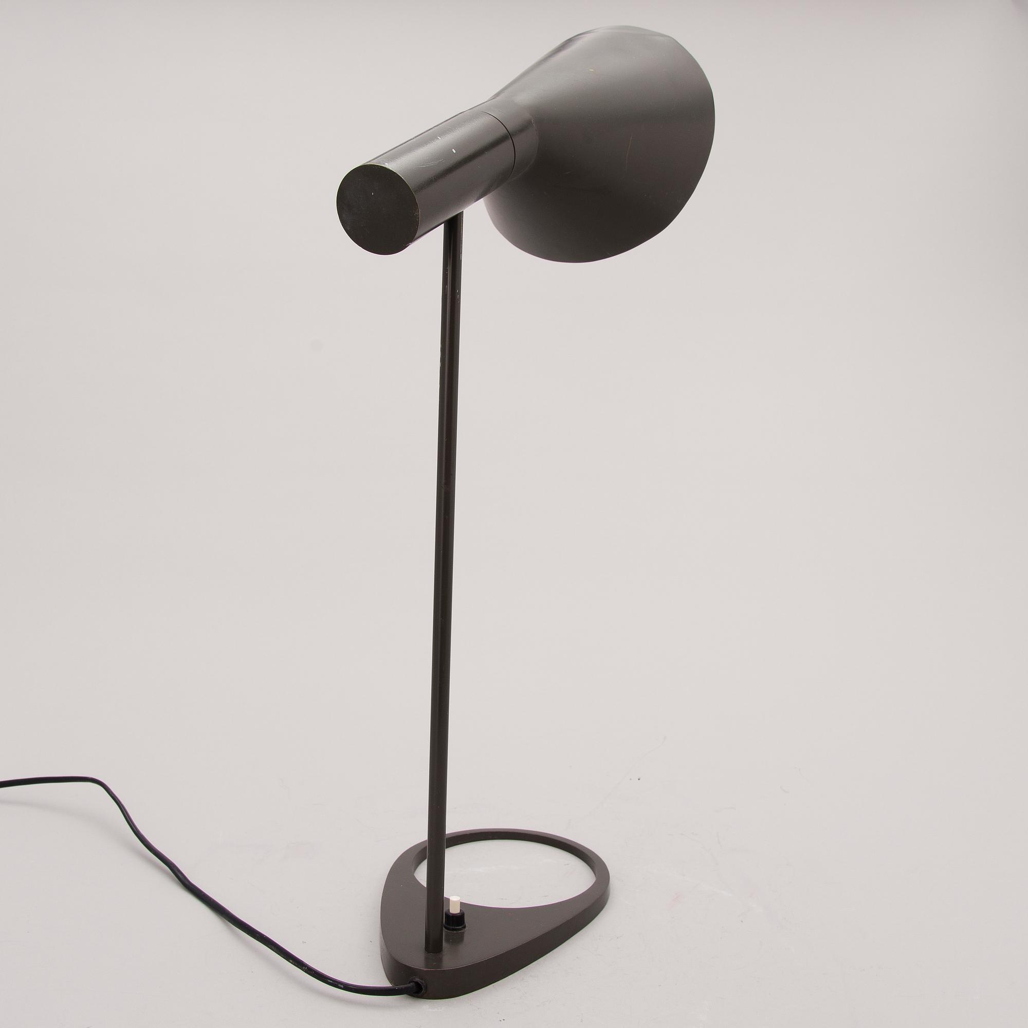 ARNE JACOBSEN, bordslampa, "AJ", Louis Poulsen.