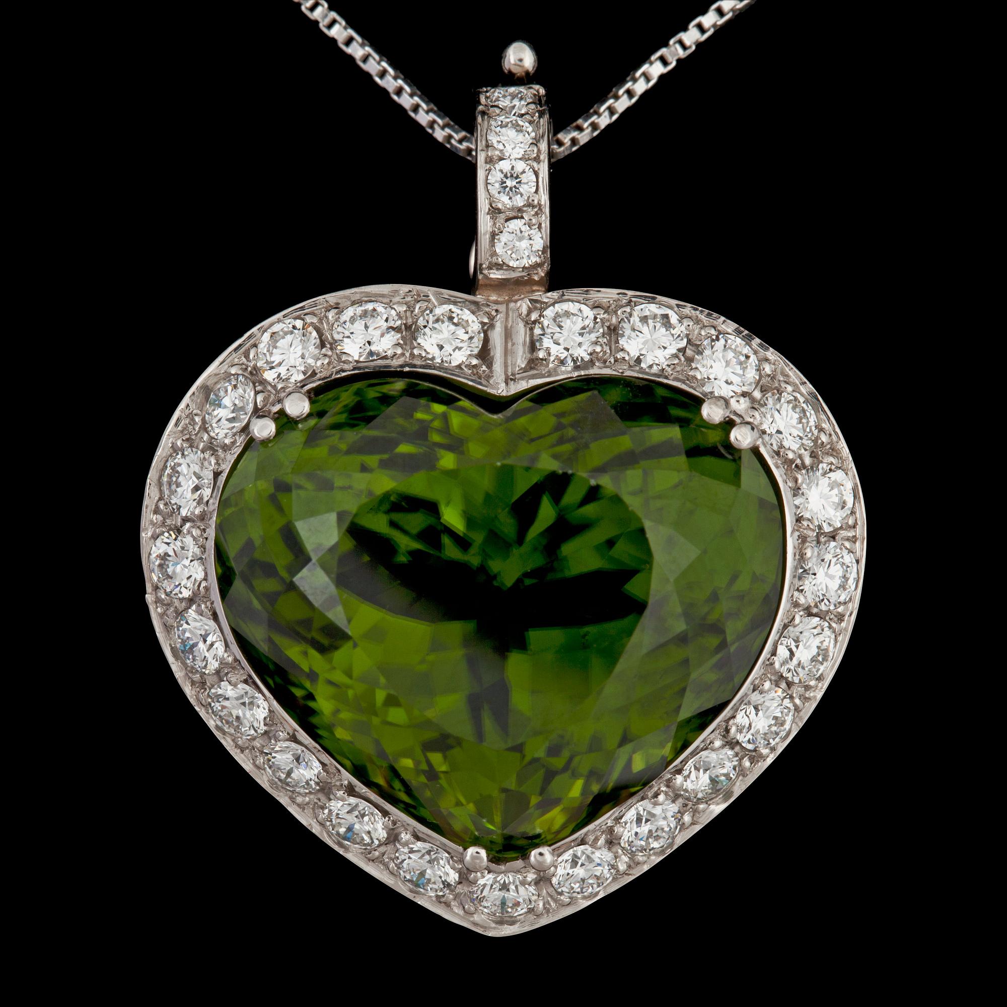 HÄNGE och KEDJA. Hänge med peridot ca 45.00 ct samt briljantslipade diamanter totalt ca 1.50 ct.