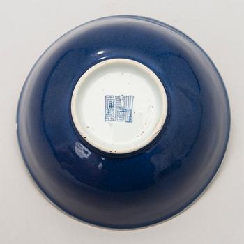 A Chinese porcelain Qianlong (1736-1795) bowl.