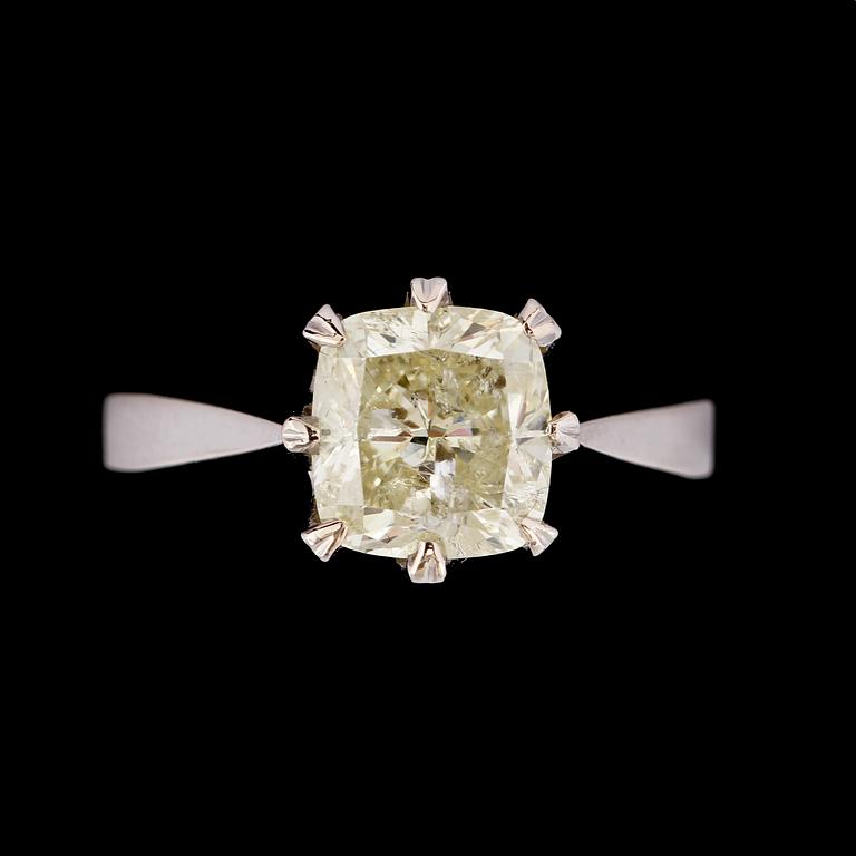 RING, 18K vitguld med kuddslipad diamant, 3.34 ct, Jannerberg Guldsmide, Göteborg, 2010. Vikt 6,9 g.