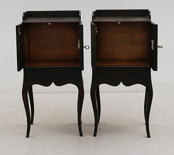 SÄNGBORD, 1 par, rokokostil, för Nationalmuseum, 1900-talets andra hälft.