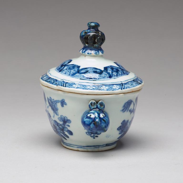 A blue and white butter tureen with cover and stand, Qing dynasty, Qianlong (1736-95).