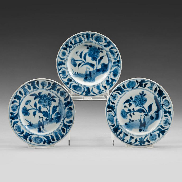 Three blue and white Transitional dishes, 17th Century.