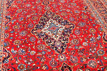 A Kashan carpet, c. 390 x 252 cm.