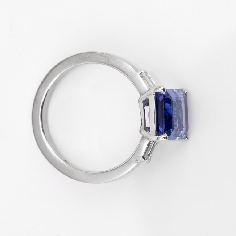 RING med tanzanit 4.04 ct samt baguettslipade diamanter totalt 0.22 ct.