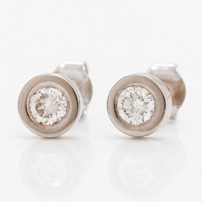 A pair of 14K white gold earrigns with diamonds ca. 0.40 ct in total.