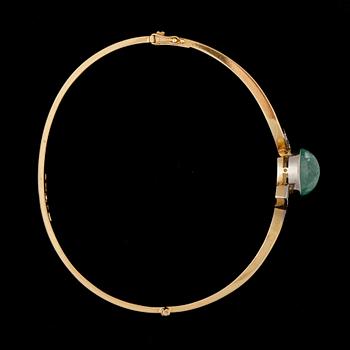 ARMRING, 18k guld, cabochonslipad smaragd, briljanter, Gerdt Hartvig Sandqvist, Stockholm, 1969. Tot vikt ca 21 g.