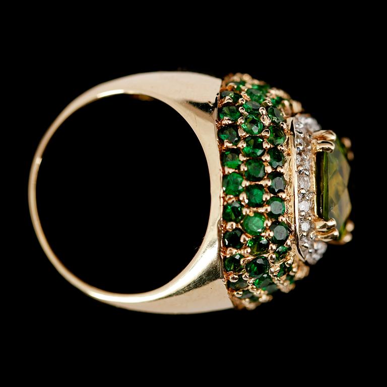 RING, 14 k guld, grön peridot ca 3.0 ct, diamanter tot ca 0.25 ct, gröna stenar, 4.0 ct. Total vikt ca 14 g.