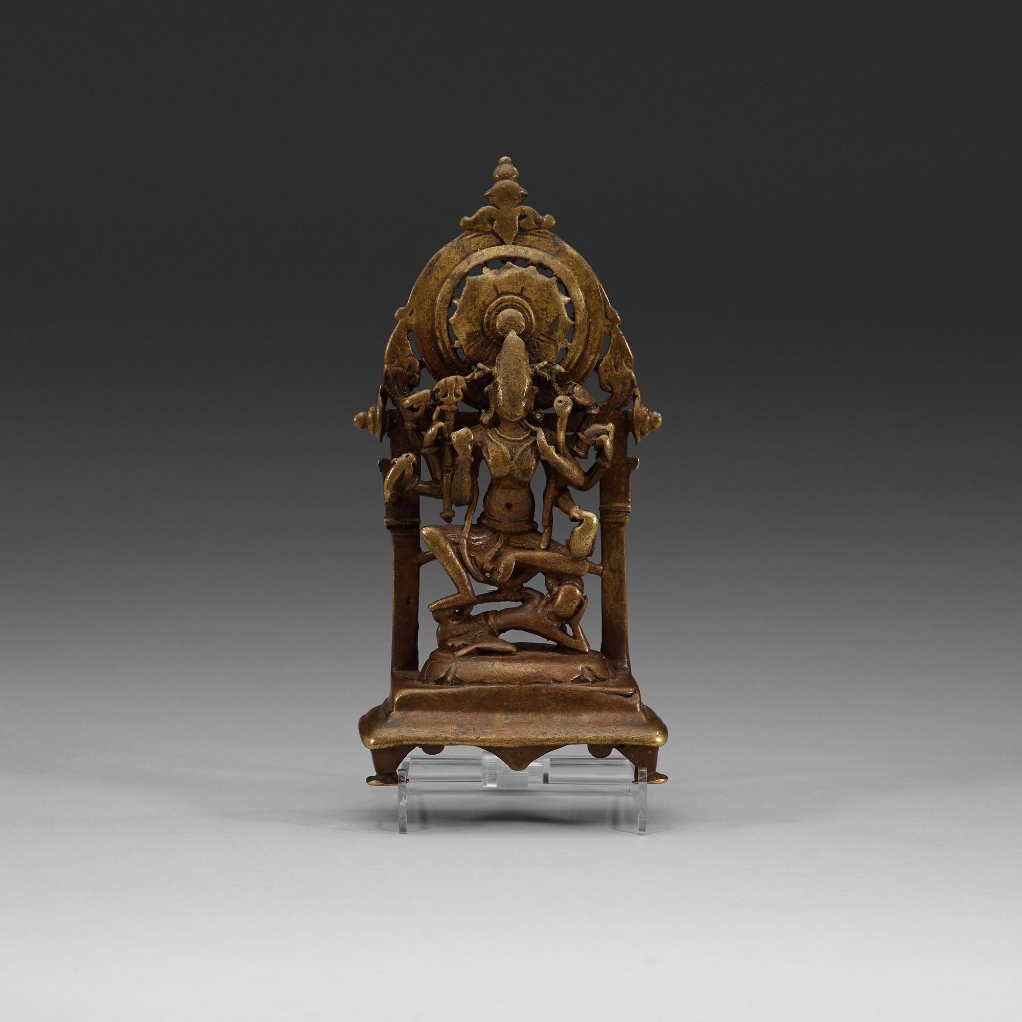 FIGURIN, brons. Sittande gudom, Himachal Pradesh, troligen 1100-tal.