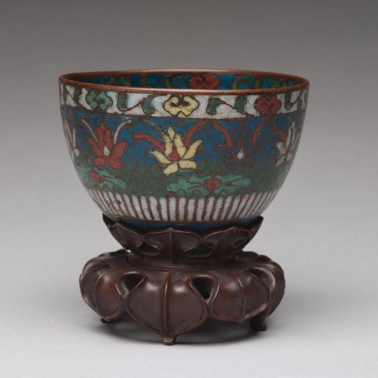 A cloisonné cup, Ming dynasty (1368-1644).